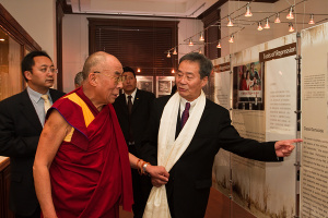 Harry Wu con Dalai Lama