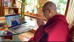 Dalai Lama legge messaggi